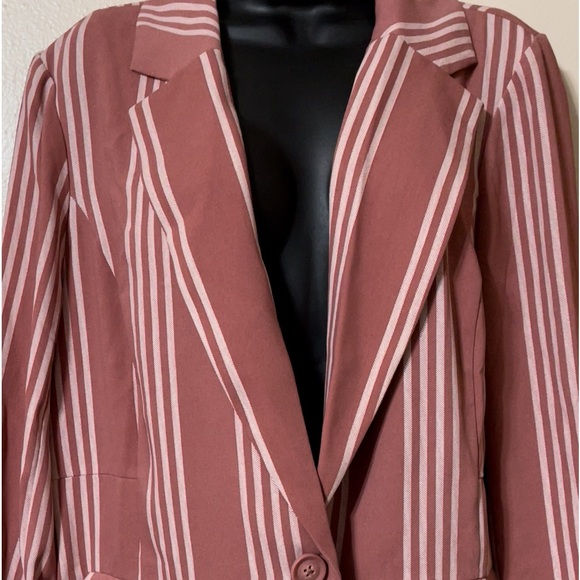 🆕🌼TORRID Boyfriend Blazer🌼 - Picture 4 of 16